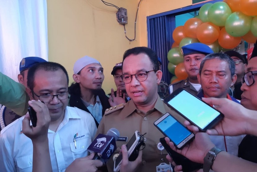 Anies Baswedan Peresmian Gerai Serikat Pekerja: Gubernur DKI Jakarta Anies Rasyid Baswedan meresmikan gerai Sekretariat Federasi Serikat Pekerja Seluruh Indonesia (SPSI) Logam Elektronik dan Mesin (LEM) di Cakung Barat, Jakarta Timur, Selasa (26/2)