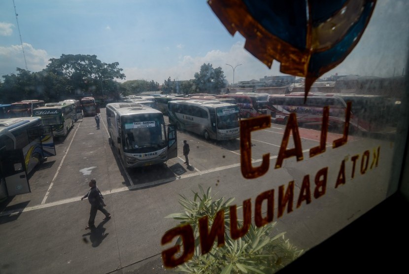 Pemindahan Terminal Cicaheum: Penumpang berjalan di depan bus yang terparkir di Terminal Cicaheum, Bandung, Jawa Barat, Selasa (26/2/2019). 