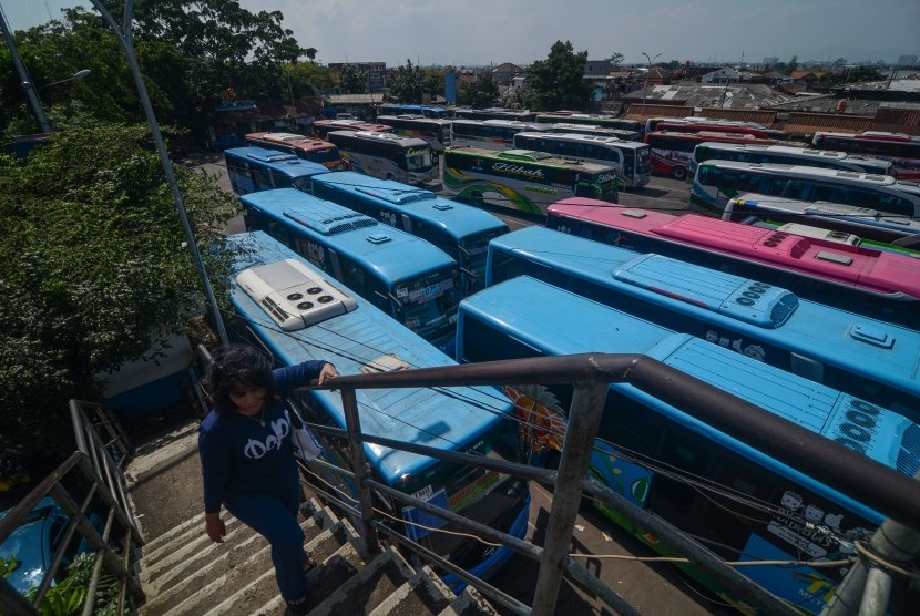 Pemindahan Terminal Cicaheum: Penumpang berjalan di depan bus yang terparkir di Terminal Cicaheum, Bandung, Jawa Barat, Selasa (26/2/2019). 