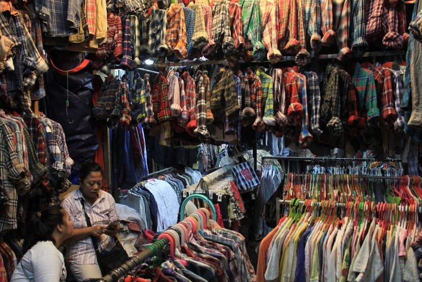 Bisnis Pakaian Bekas: Pedagang pakaian bekas menunggu pembeli di Pasar Senen, Jakarta. Selasa (26/2/2019). 