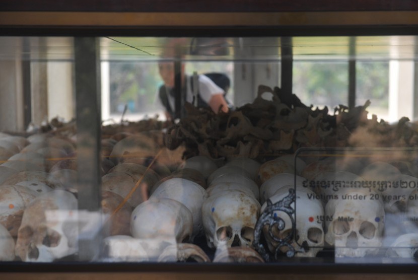 Ladang Pembantaian Khmer Merah. Sejumlah wisatawan melihat tengkorak korban pembantaian rezim komunis Khmer Merah di Monumen Choeung Ek atau ladang pembantaian, Phnom Penh, Kamboja. Pada 8 Januari 1979 ratusan tentara Khmer Merah melarikan diri dari Kamboja.
