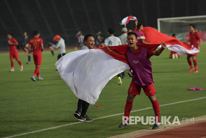 Pemain Timnas U-22 Sani Riski Fauzi membawa Bendera Merah Putih setelah berhasil memenangi babak final Piala AFF U-22 di Stadion Nasional Olimpiade Phnom Penh, Kamboja, Selasa (26/2/2019). 