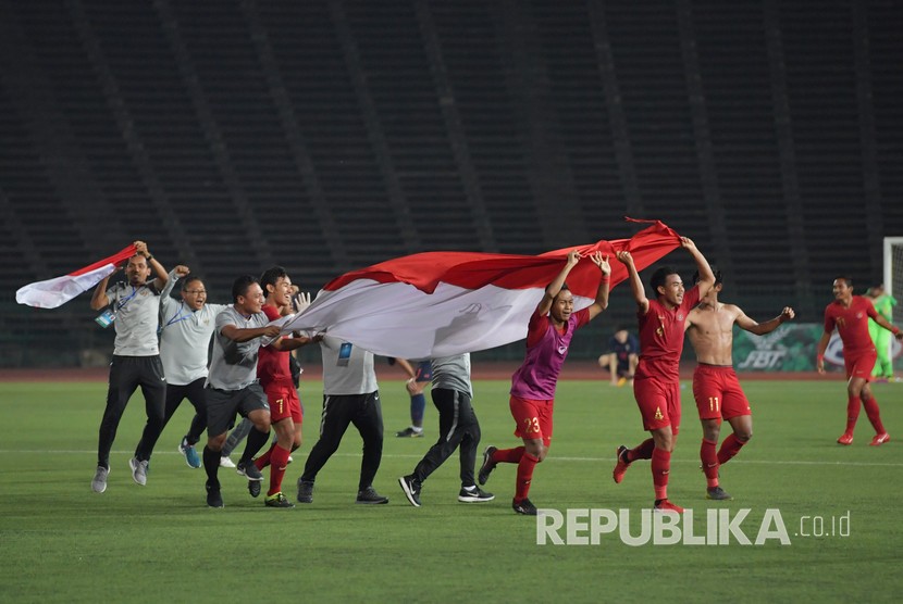 Pemain dan ofisial Timnas U-22 membawa Bendera Merah Putih setelah berhasil memenangi babak Final Piala AFF U-22 di Stadion Nasional Olimpiade Phnom Penh, Kamboja, Selasa (26/2/2019).