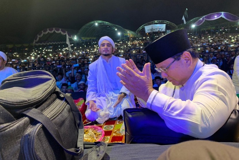 Prabowo Subianto Haul Akbar: Calon presiden (capres) Prabowo Subianto menghadiri acara Haul Akbar Masyayikh dan Habaib se-Madura di Lapangan Mbak Tutut, Lengser, Camplong, Kabupaten Sampang, Madura, Jawa Timur itu, Selasa (26/2) malam. 