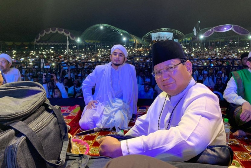 Prabowo Subianto Haul Akbar: Calon presiden (capres) Prabowo Subianto menghadiri acara Haul Akbar Masyayikh dan Habaib se-Madura di Lapangan Mbak Tutut, Lengser, Camplong, Kabupaten Sampang, Madura, Jawa Timur itu, Selasa (26/2) malam. 