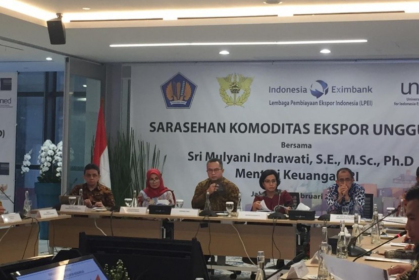 Menteri Keuangan Sri Mulyani (tengah) dalam acara peresmian National Export Dashboard dan sarasehan komoditas ekspor unggulan di Kantor Indonesia Eximbank, Jakarta, Rabu (27/2).   