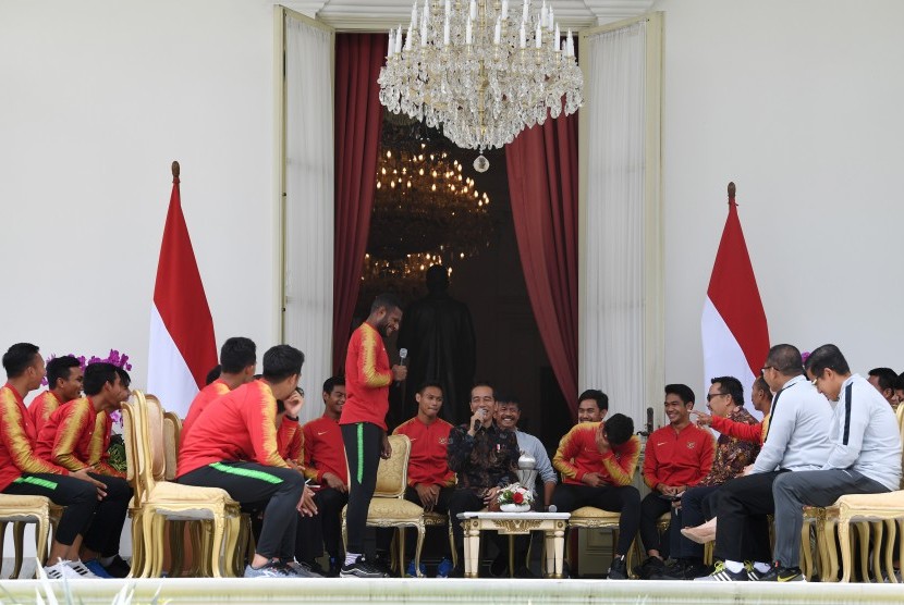 Presiden Joko Widodo (tengah) berbincang dengan pemain Timnas U-22 Indonesia serta ofisial di beranda Istana Merdeka, Jakarta, Kamis (28/2/2019). 