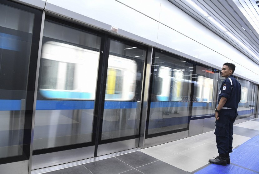 Uji Coba MRT: Petugas keamanan berjaga saat uji coba pengoperasian MRT (Mass Rapid Transit) fase I koridor Lebak Bulus - Bundaran HI di Stasiun Bundaran HI, Jakarta, Kamis (28/2/2019). 