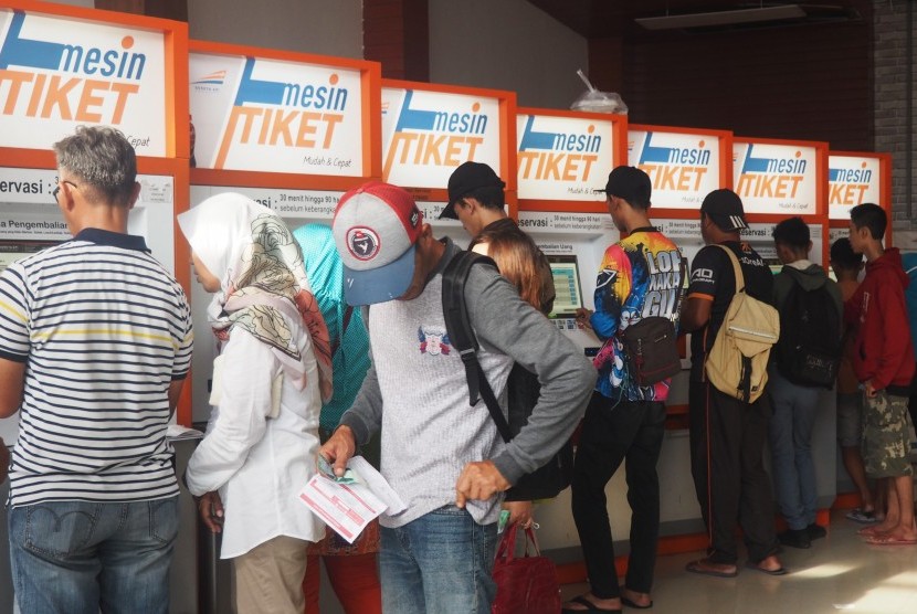 Tiket Lebaran: Sejumlah calon penumpang membeli tiket kereta api lebaran melalui mesin tiket di Stasiun Pasar Senen, Jakarta Pusat, Kamis (28/2/2019). 