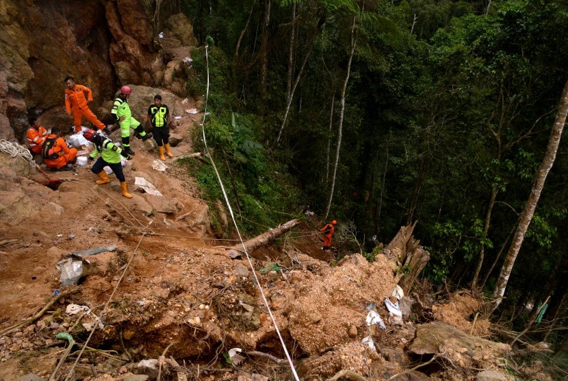 Evakuasi Korban Tambang: Tim SAR gabungan melakukan upaya evakuasi korban yang ditemukan masih hidup atas nama Tedi Mokodompit di lokasi pertambangan emas tanpa izin yang ambruk di Desa Bakan, Kabupaten Bolaang Mongondouw, Sulawesi Utara, Kamis (28/2/2019).