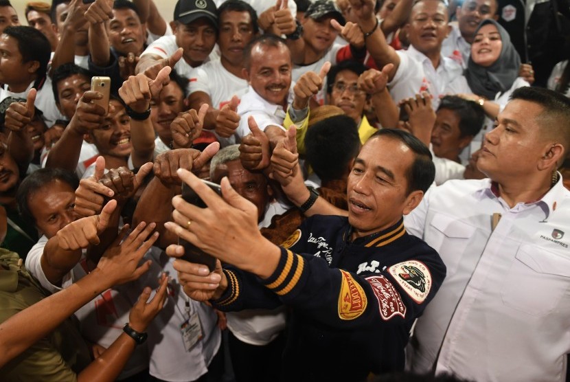 Jokowi Silaturahmi Relawan Pendukung: Calon Presiden Joko Widodo berswafoto dengan pendukungnya usai acara silaturrahim dengan relawan dan Tim Kampanye Daerah di Gorontalo, Kamis (28/2/2019).