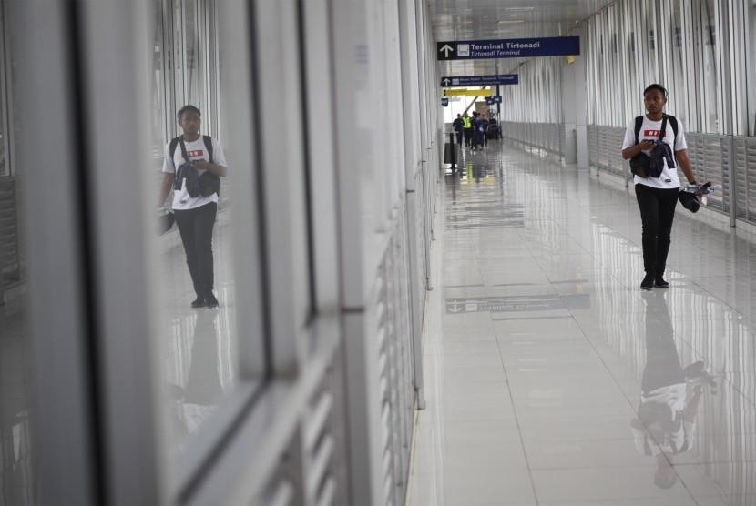 Kenaikan penumpang di Terminal Tirtonadi diprediksi mencapai 20-50 persen. Foto: Warga mengakses jembatan penghubung Terminal Tirtonadi dengan Stasiun Balapan (Skybridge) di Solo, Jawa Tengah, Jumat (1/3/2019). 