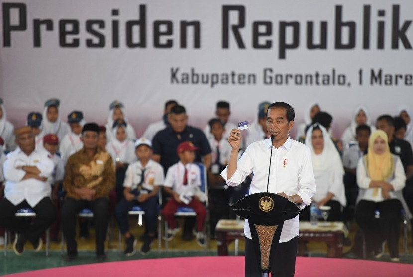 Jokowi Penyaluran KIP: Presiden Joko Widodo berpidato saat penyerahan Kartu Indonesia Pintar (KIP) di Gorontalo, Jumat (1/3/2019).