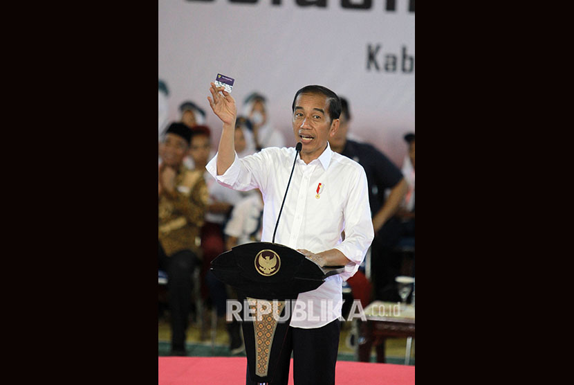 Jokowi Penyaluran KIP: Presiden Joko Widodo (Jokowi) memberikan sambutan saat penyerahan Kartu Indonesia Pintar (KIP) 