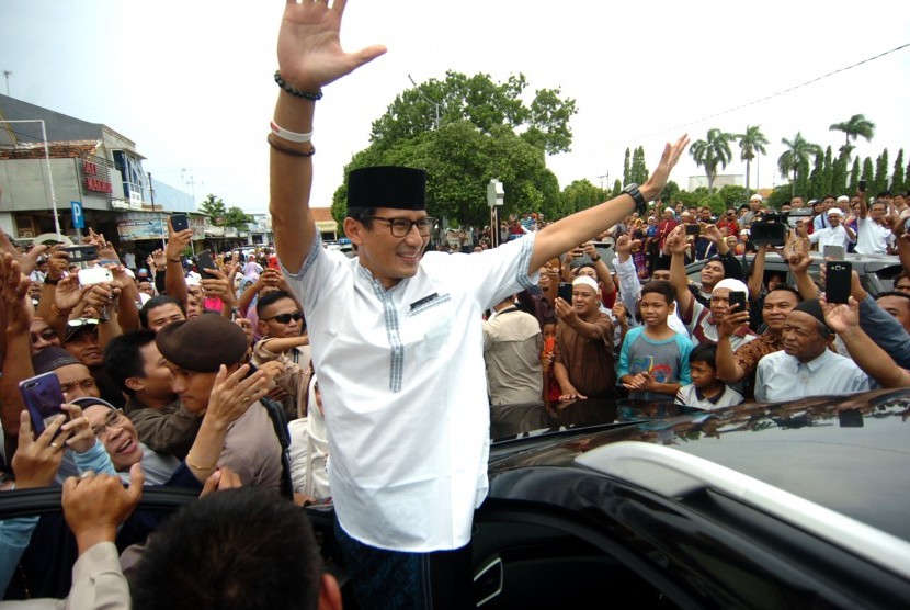 Kampanye Sandiaga Uno: Cawapres nomor urut 02 Sandiaga Uno melambaikan tangan usai sholat jumat di Masjid Agung Kota Tegal, Jawa Tengah, Jumat (1/3/2019).