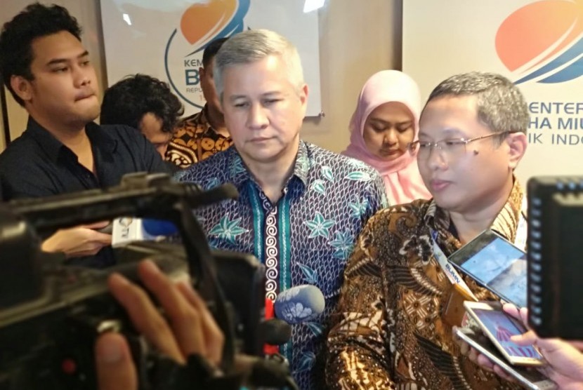 Kepala Biro Umum dan Humas Kementerian BUMN Wahyu Wibowo (kanan) dan Sekretaris Perusahaan Bank Mandiri Rohan Hafas (kiri) menjelaskan mengenai beberapa rangkaian agenda Ulang Tahun Badan Usaha Milik Negara (BUMN) di Gedung Kementerian BUMN, Senin (4/3). 