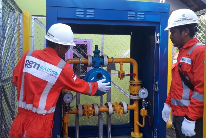 Station Jaringan Gas Bumi: Petugas memeriksa Regulating Station jaringan gas bumi untuk rumah tangga (Jargas) di Kelurahan Mayangan, Kecamatan Mayangan, Kota Probolinggo, Selasa (5/3). 