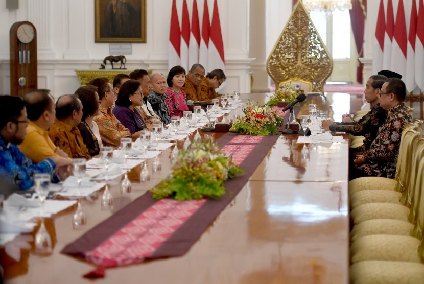 Jokowi Terima PGI: Presiden Joko Widodo (kedua kanan) berbincang dengan dengan pimpinan Persekutuan Gereja-gereja di Indonesia (PGI) saat pertemuan di Istana Merdeka, Jakarta, Selasa (5/3/2019).