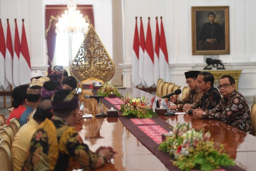 Jokowi Terima PHDI: Presiden Joko Widodo (kedua kanan) berbincang dengan pengurus Parisada Hindu Dharma Indonesia (PHDI) di Istana Merdeka, Jakarta, Selasa (5/3/2019).