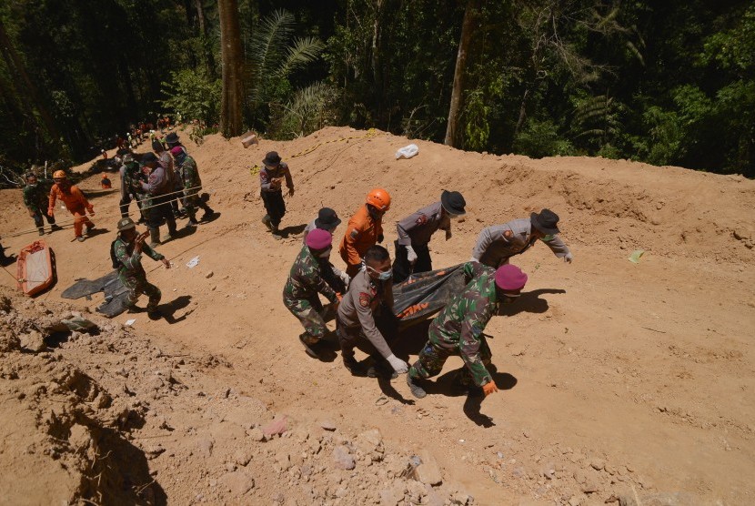 Evakuasi Korban: Tim SAR gabungan mengangkat kantong mayat untuk dibawa ke unit DVI RSUD Kotamobagu, di pertambangan emas tanpa izin (PETI) desa Bakan, Kabupaten Bolaang Mongondow, Sulawesi Utara, Selasa (5/3/2019).