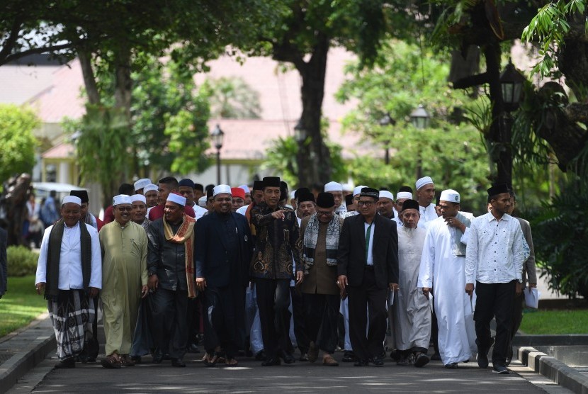 Jokowi Temui Ulama Aceh: Presiden Joko Widodo (tengah) berjalan bersama ulama asal Provinsi Aceh usai pertemuan di Istana Merdeka, Jakarta, Selasa (5/3/2019).