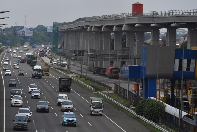 Pembangunan LRT: Sejumlah kendaraan melintas di bawah konstruksi jalur LRT Jabodebek rute Cawang-Cibubur di Jakarta Timur, Selasa (5/3/2019). 