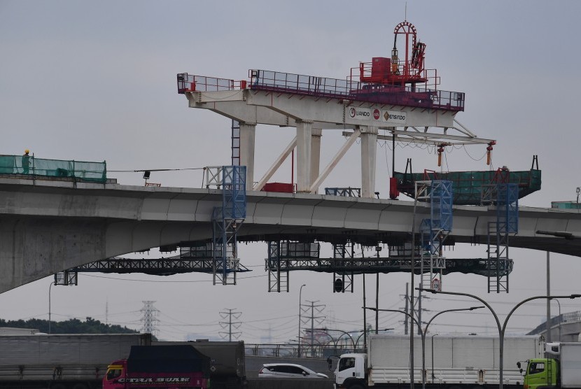 Pembangunan LRT: Sejumlah kendaraan melintas di bawah konstruksi jalur LRT Jabodebek rute Cawang-Cibubur di Jakarta Timur, Selasa (5/3/2019). 