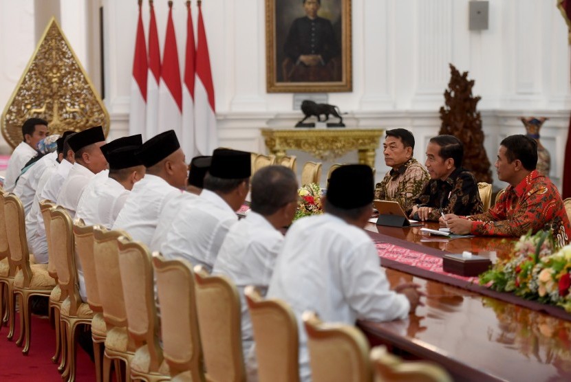 Presiden Joko Widodo (kedua kanan) berdialog dengan Dewan Pimpinan Pusat Asosiasi Petani Tebu Rakyat Indonesia (DPP APTRI) saat pertemuan di Istana Negara, Jakarta, Selasa (5/3/2019). 