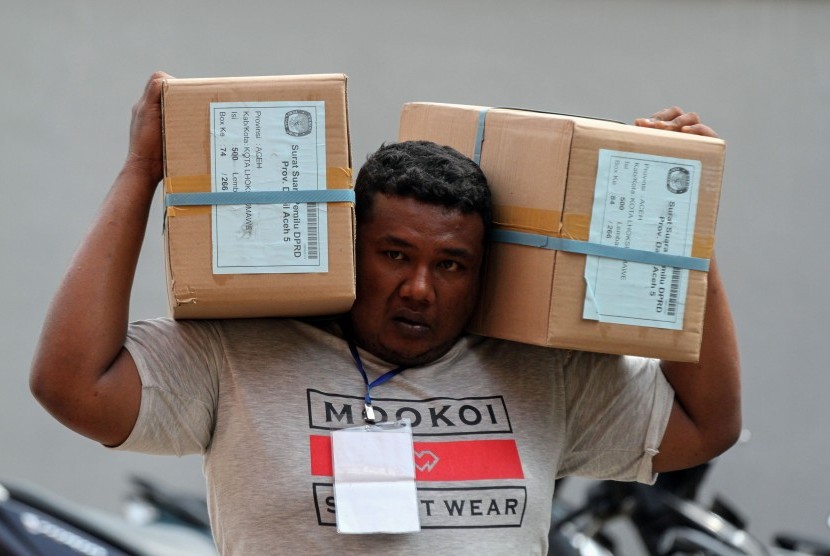 Logistik Surat Suara: Petugas Komisi Independen Pemilihan (KIP) Lhokseumawe memanggul kardus berisikan surat suara siap yang akan disortir dan dilipat ke gudang logistik KIP Lhokseumawe, Aceh, Selasa (5/3/2019).