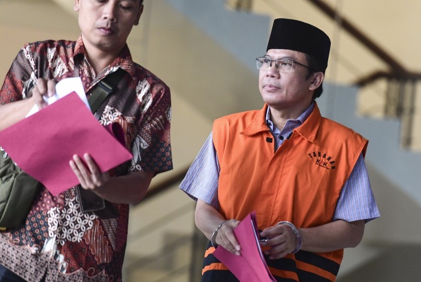 Taufik Kurniawan P21: Wakil Ketua DPR nonaktif Taufik Kurniawan (kanan) berjalan meninggalkan gedung KPK seusai diperiksa di Jakarta, Selasa (5/3/2019).