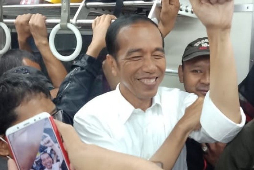 Jokowi Naik KRL. Presiden Jokowi pulang ke Istana Bogor menggunakan KRL (ilustrasi)