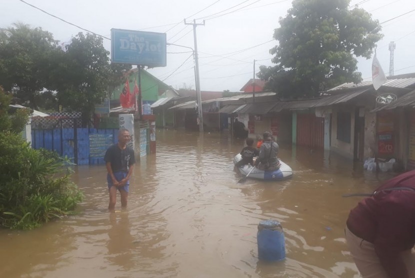 Banjir di Kabupaten Bandung, tepatnya di Baleendah, Bojongsoang dan Dayeuhkolot semakin meluas, Kamis (7/3). Akibat hujan deras yang terjadi, Rabu (6/3) siang.