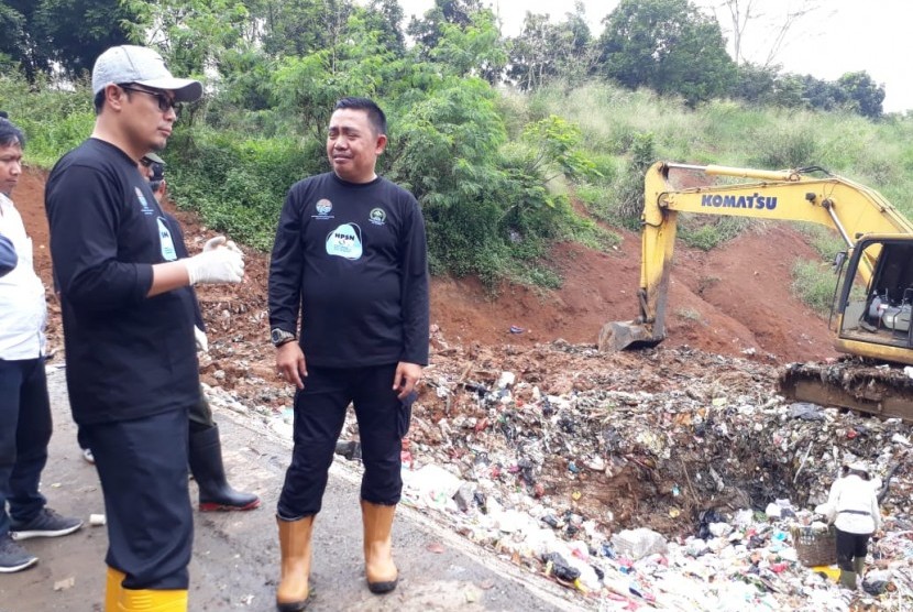 Wali Kota Sukabumi Achmad Fahmi meninjau tempat pembuangan akhir (TPA) sampah yang makin menyempit di Cikundul Kecamatan Lembursitu, Kota Sukabumi.