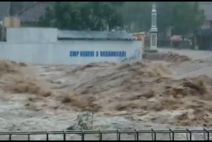 Tangkapan layar video amatir kejadian banjir di Kecamatan  Gedangsari, Kabupaten Gunungkidul, DIY