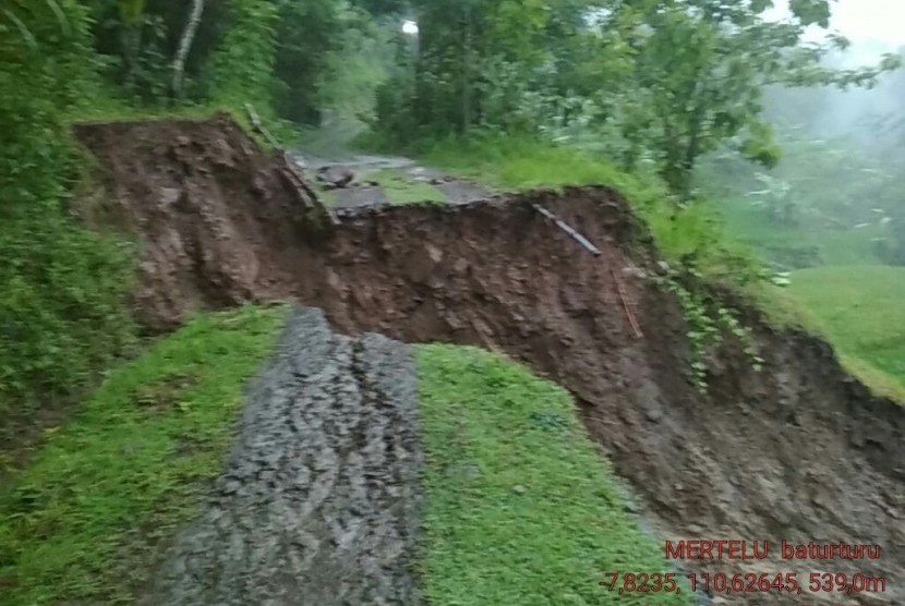 Kejadian tanah longsor di Dusun Pringombo, Desa Natah, Kecamatan  Nglipar, Kabupaten Gunungkidul, DIY.