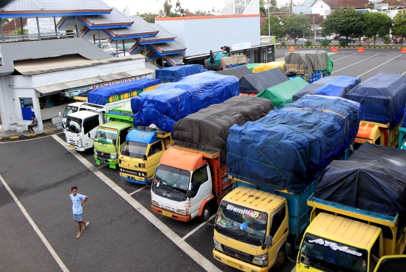 Sejumlah truk pengangkut logistik parkir di Pelabuhan Ketapang, Banyuwangi, Jawa Timur, Kamis (7/3/2019).