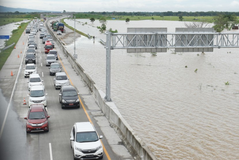 Susasana jalan tol Trans Jawa ruas Ngawi-Kertosono pada KM 603-604 yang terendam banjir di Desa Glonggong, Balerejo, Kabupaten Madiun, Jawa Timur, Kamis (7/3/2019). 