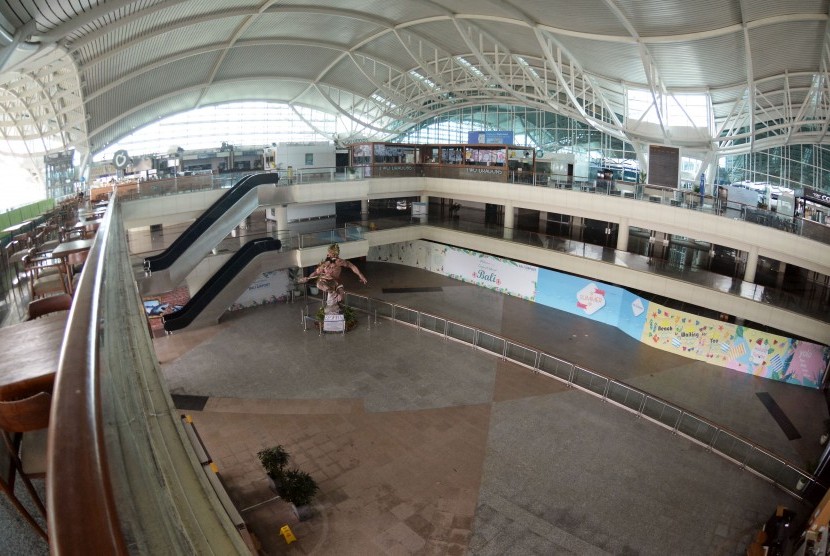 Suasana Terminal Internasional Bandara I Gusti Ngurah Rai tampak lengang tanpa aktivitas saat Hari Raya Nyepi di Badung, Bali, Kamis (7/3/2019). 