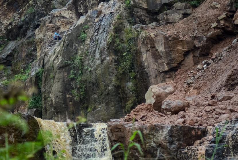 Aktivitas penambangan batu di Kawasan Bandung Utara, Cimenyan, Kabupaten Bandung, Jawa Barat, Kamis (7/3/2019).