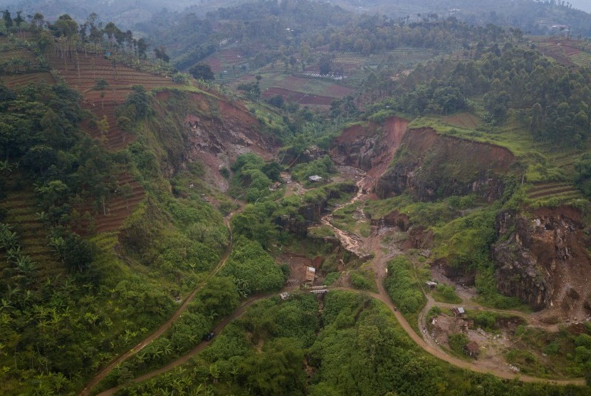 Foto udara kerusakan alam akibat aktivitas penambangan di Kawasan Bandung Utara, Cimenyan, Kabupaten Bandung, Jawa Barat, Kamis (7/3/2019). 