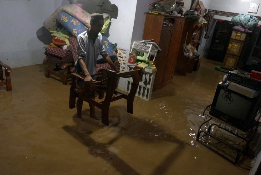 Banjir di Trenggalek, ilustrasi  Bencana banjir dan longsor dampak cuaca ekstrem melanda sejumlah wilayah di Kabupaten Trenggalek, Jawa Timur, Senin (3/10/2022).