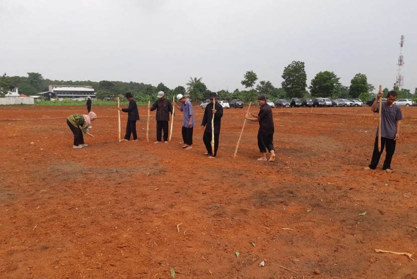 Petani asal Kampung Cilodong, Desa/Kecamatan Bungursari, Purwakarta, saat menanam padi gogo di areal Taman Giri Harja Tajug Gede Cilodong, Rabu (6/3)