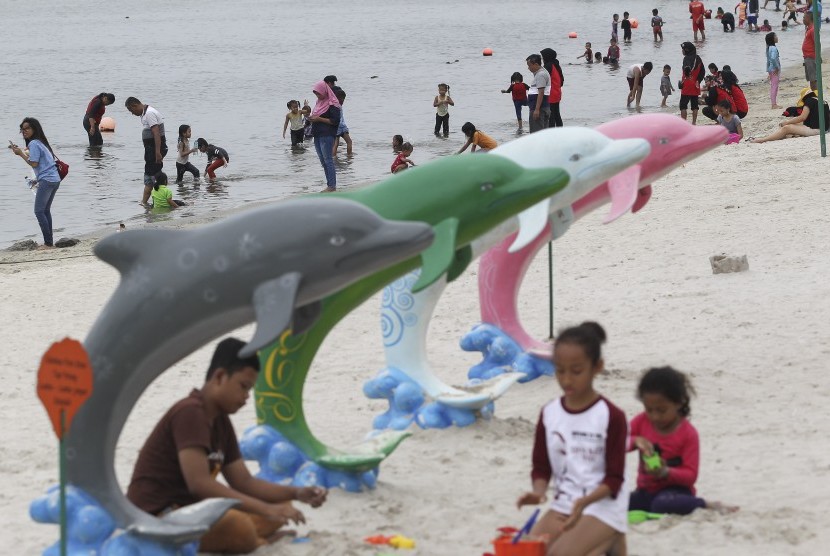 Ancol Berlakukan Transaksi Nontunai Masuk Pantai. Pengunjung bermain air di kawasan Pantai Karnaval Ancol, Jakarta.