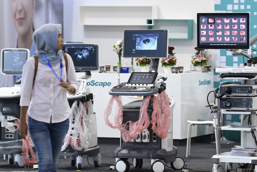 Pengunjung mengamati produk peralatan medis dalam sebuah pameran, ilustrasi.
