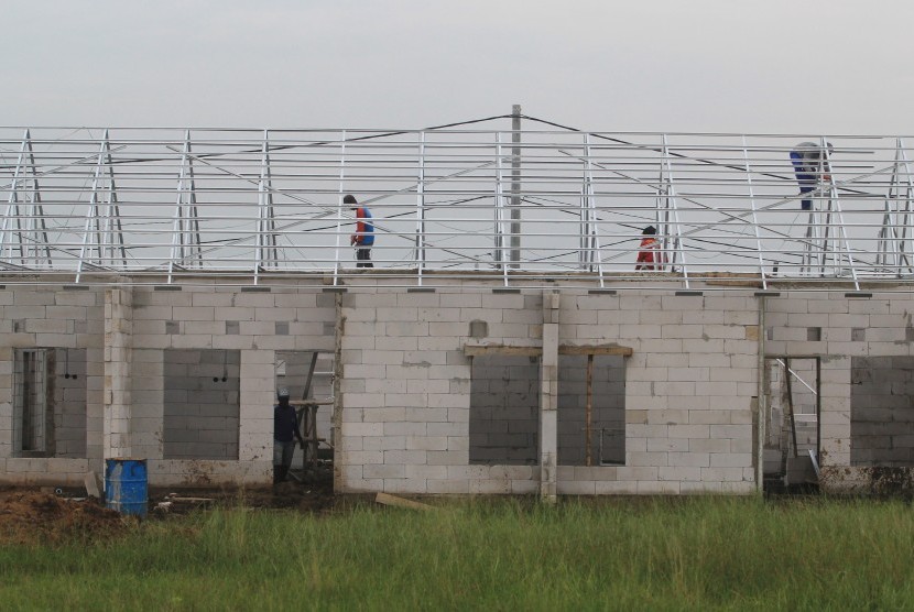 Pekerja menyelesaikan pembangunan perumahan di Indramayu, Jawa Barat, Kamis (7/3/2019).