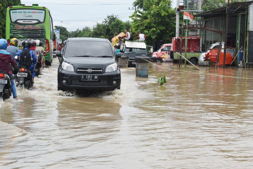 Sejumlah kendaraan bermotor menerobos banjir