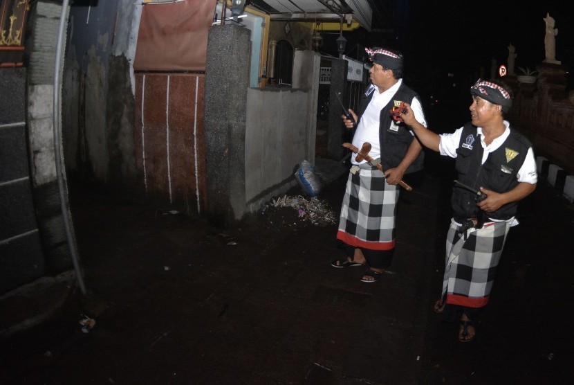 Pecalang atau petugas pengamanan adat Bali melakukan patroli malam di Hari Raya Nyepi (iluatrasi).