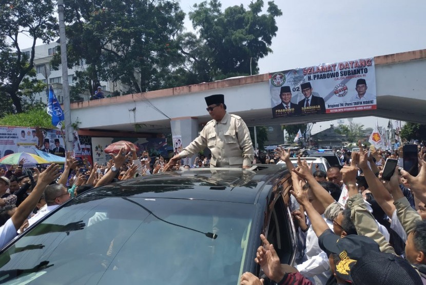 Calon Presiden No urut 2 Prabowo Subianto mengunjungi kantor PP Persis di Jalan Perintis Kemerdekaan Kota Bandung, Jumat (8/3). Di Kantor Persis, Prabowo menggelar pertemuan secara tertutup dengan pengurus pusat Persis