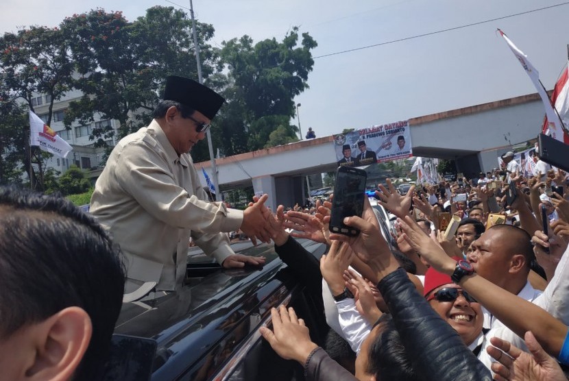 Calon Presiden No urut 2 Prabowo Subianto mengunjungi kantor PP Persis di Jalan Perintis Kemerdekaan Kota Bandung, Jumat (8/3). Di Kantor Persis, Prabowo menggelar pertemuan secara tertutup dengan pengurus pusat Persis