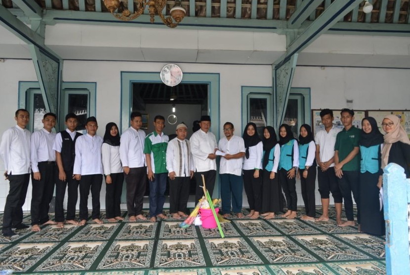 Manajemen Syariah Hotel Solo melakulan kegiatan sosial berupa bersih-bersih Masjid Paromosomo di lingkungan Keraton Kasunanan Surakarta Hadiningrat, Jumat (8/3). Kegiatan sosial tersebut untuk memperingati milad ke-5 Syariah Hotel Solo pada 11 Maret 2019.
